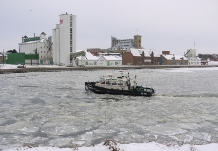 Isbryderen Fremad på arbejde i Odense Havn