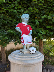 Statue i Bogense klædt på til VM i fodbold 2018